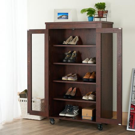 Scarpiera con cinque ripiani.